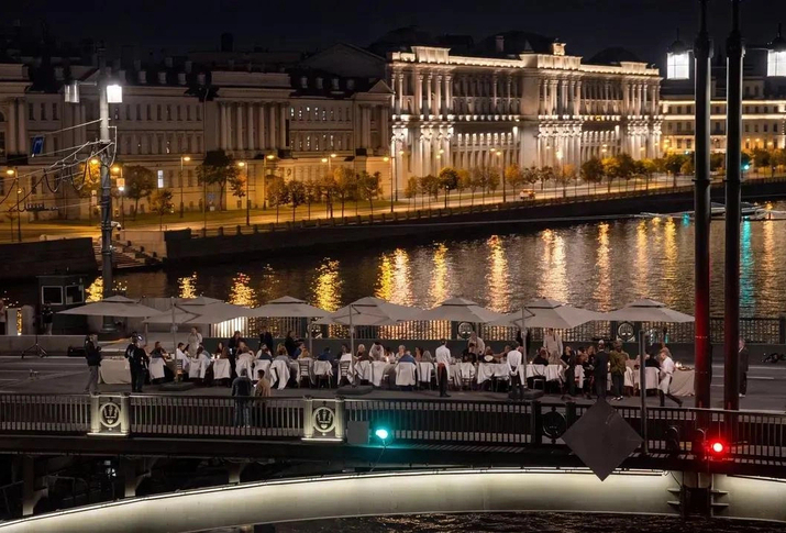 Ужин на разводном мосту: Петербург увидел событие, которое сложно повторить!