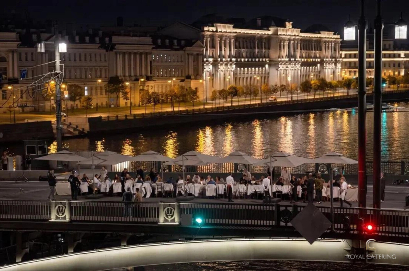 Ужин на разводном мосту: Петербург увидел событие, которое сложно повторить! - Фото 1